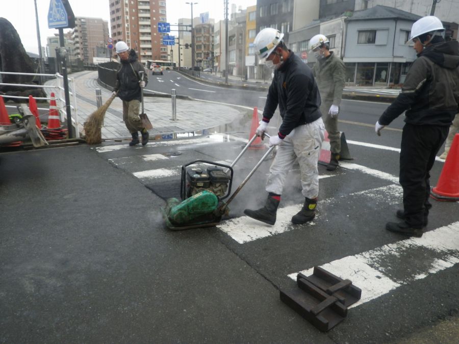 施工事例_屋外作業_昼間_枝道02