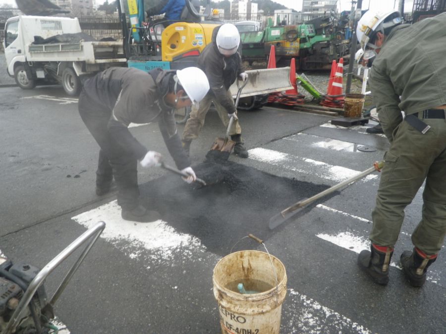 施工事例_屋外作業_昼間_枝道01